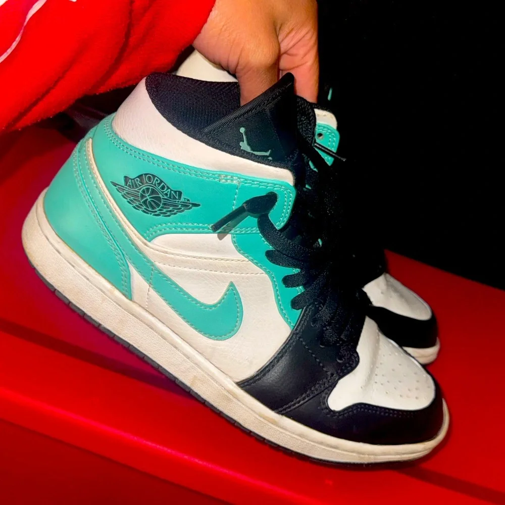 Air Jordan 1 Mid Tropical Twist - Picture 1 of 5